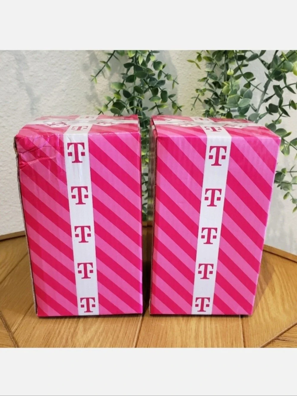 🎁 Set of 2 T-Mobile Holiday Collectible Etched 16oz Glasses (2023) NEW!